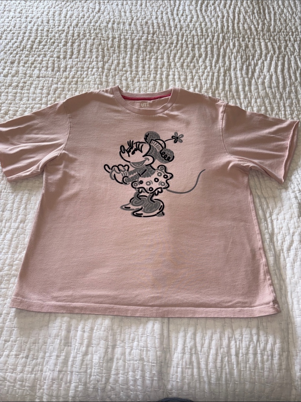 Uniqlo x Disney Women’s Minnie Pink Short Sleeve Tee Distressed Sleeves EUC L